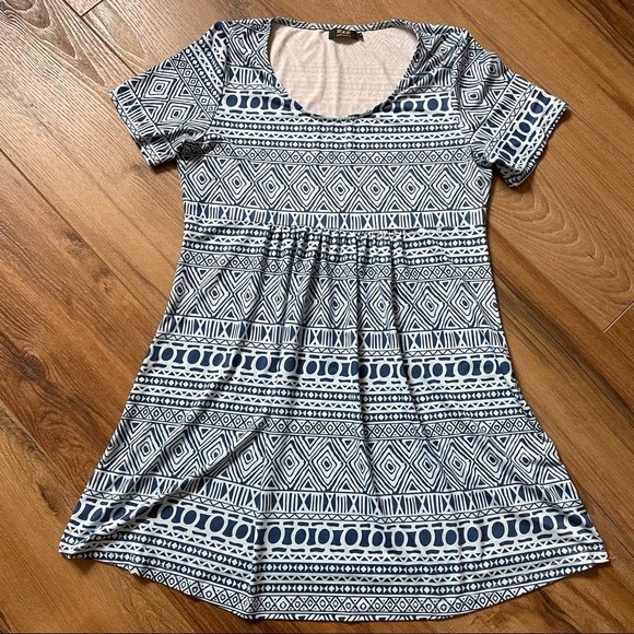 R&B Collection blue geo print scoop neck short sleeve relaxed fit Dress Large - Picture 2 of 10